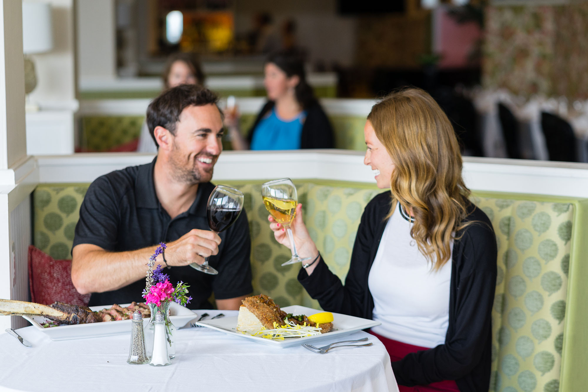 couple enjoying island house hotel dining package